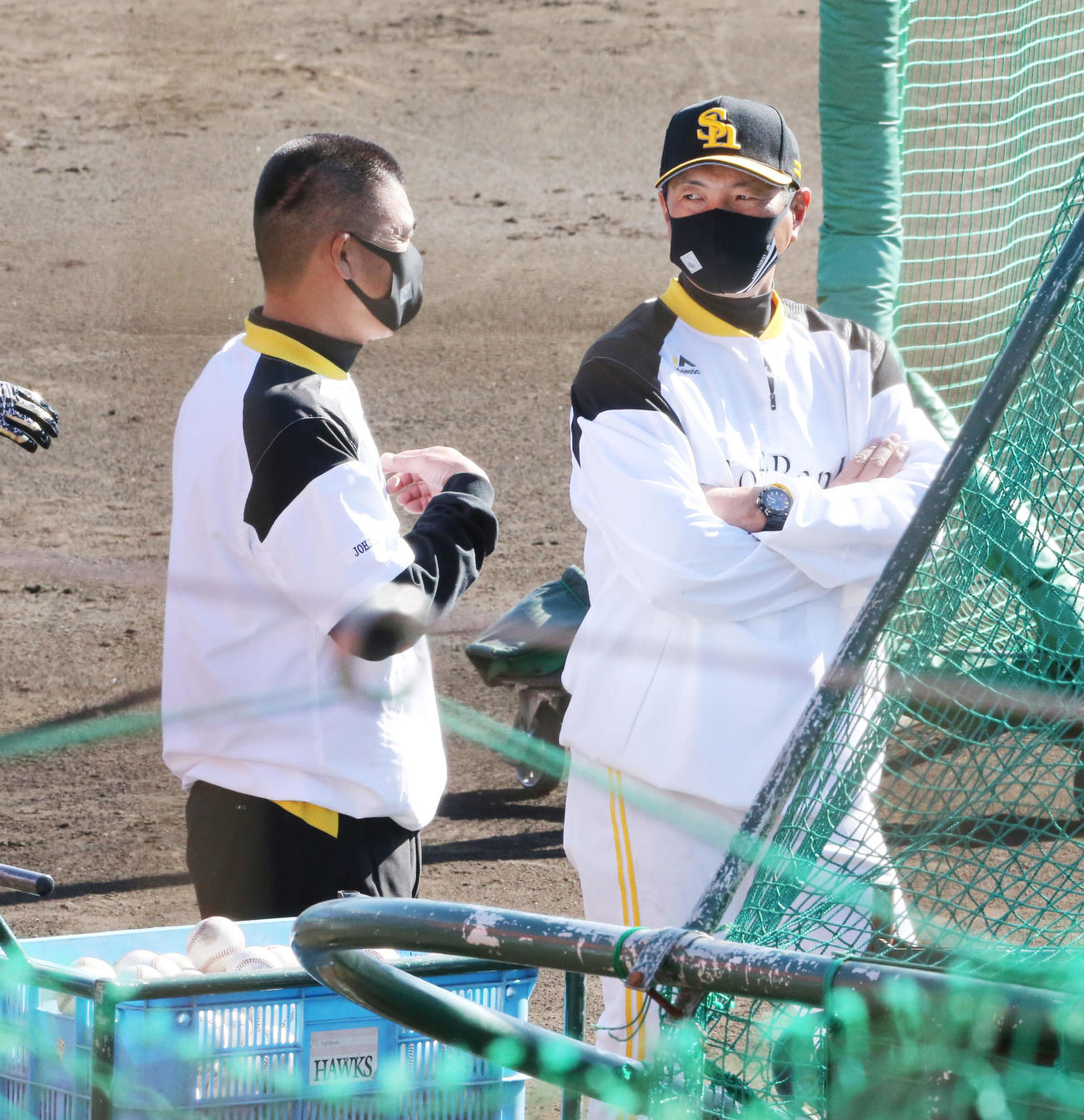 城島健司球団会長付特別アドバイザーと話す小久保裕紀ヘッドコーチ（右）（撮影・菊川光一）