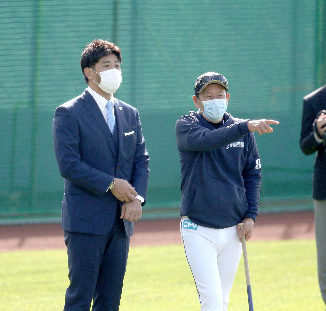 日本ハムのキャンプを視察する侍ジャパン稲葉監督と栗山監督（右）（撮影・佐藤翔太）