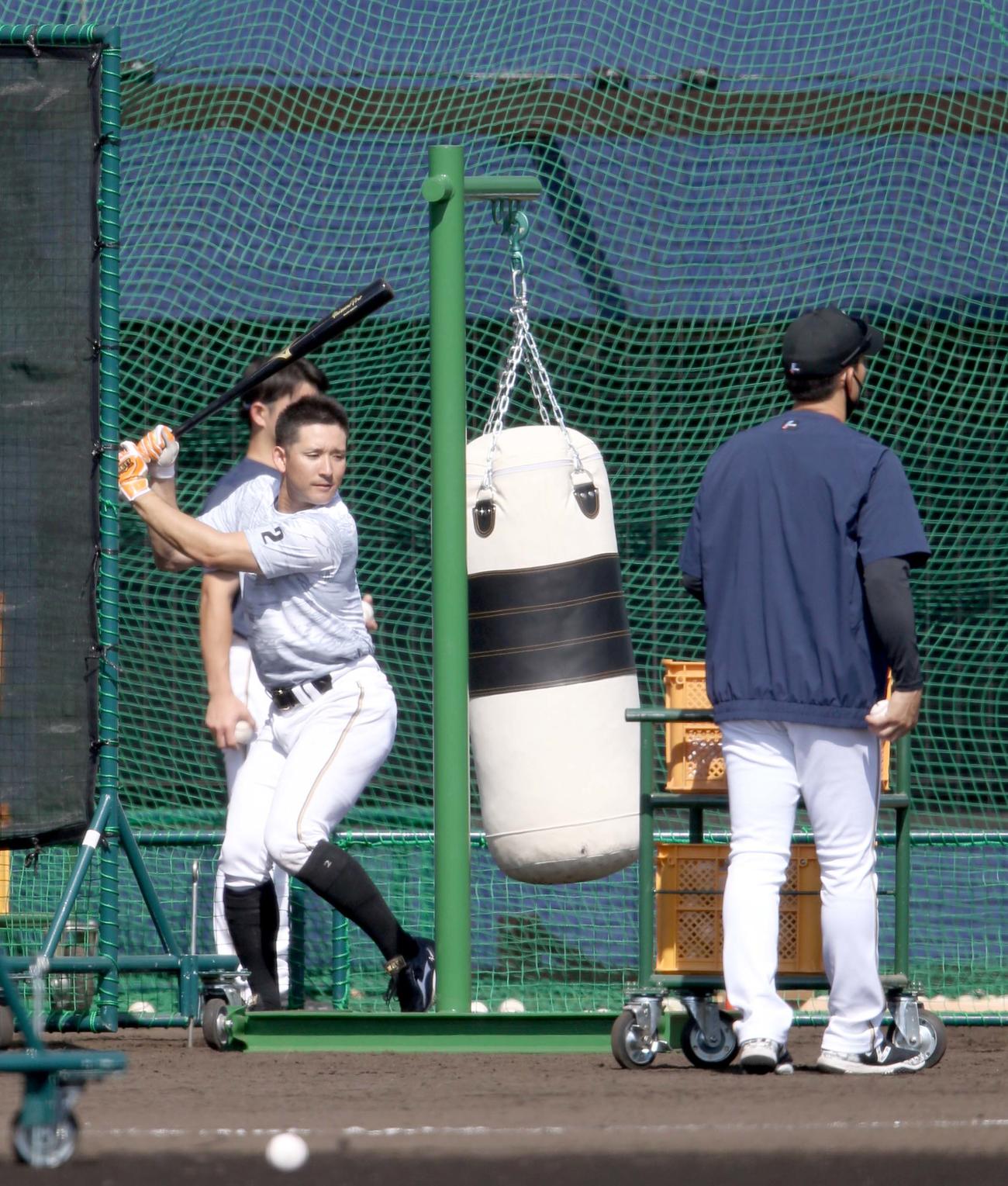 サンドバッグを打つ日本ハム杉谷（撮影・佐藤翔太）