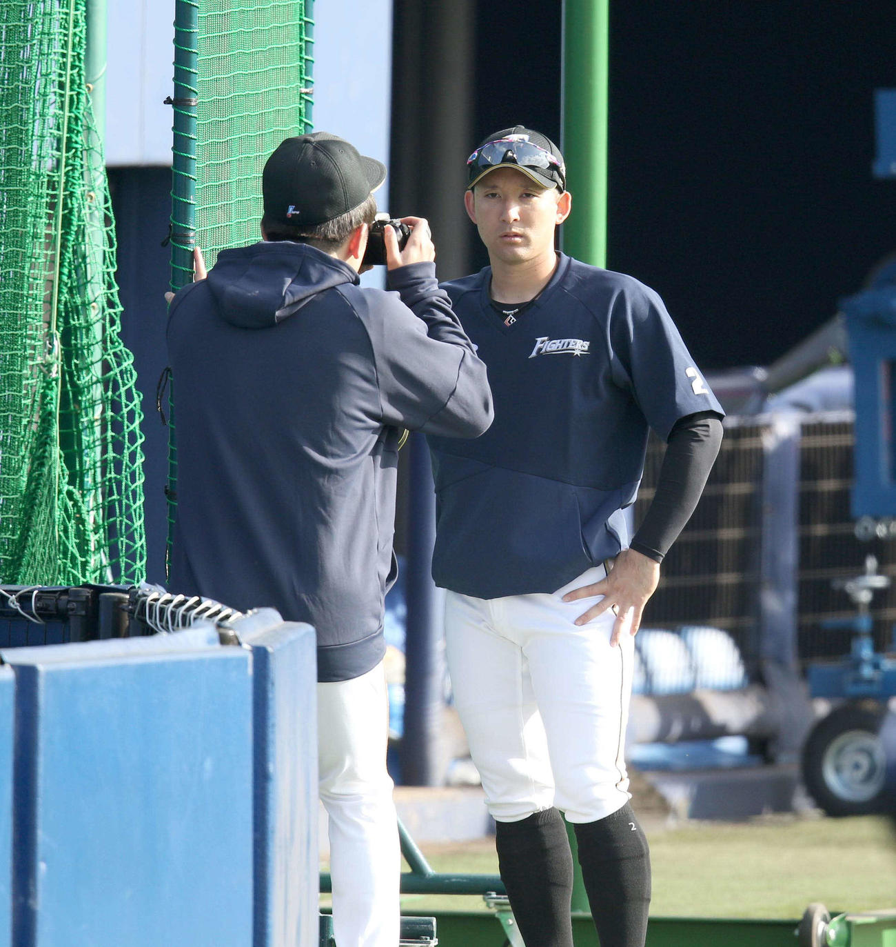 球場入りしてすぐに日本ハム清水（左手前）に撮影してもらう杉谷（撮影・佐藤翔太）