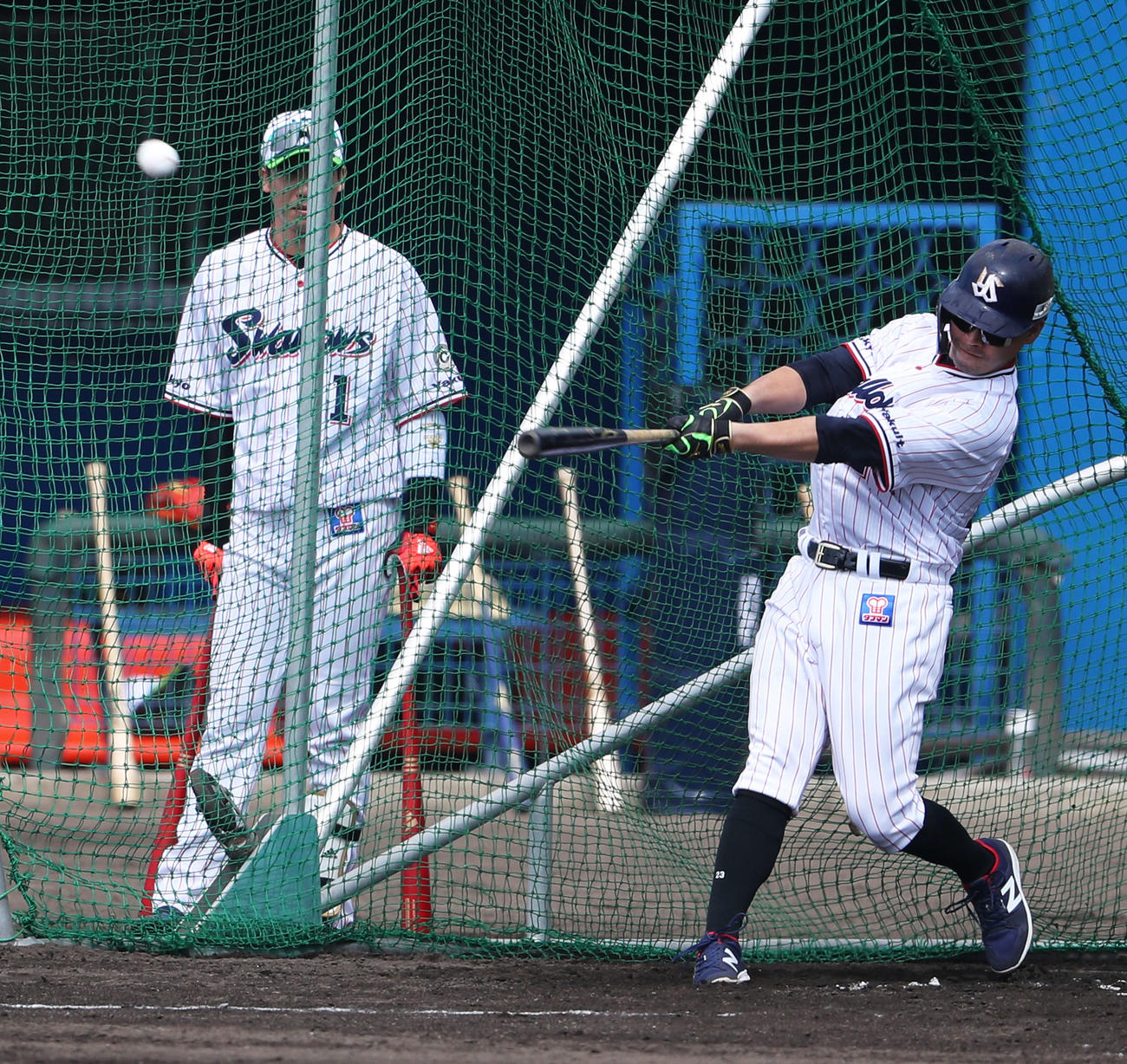 特打で打席に入るヤクルト青木（右）。左は山田（撮影・河田真司）