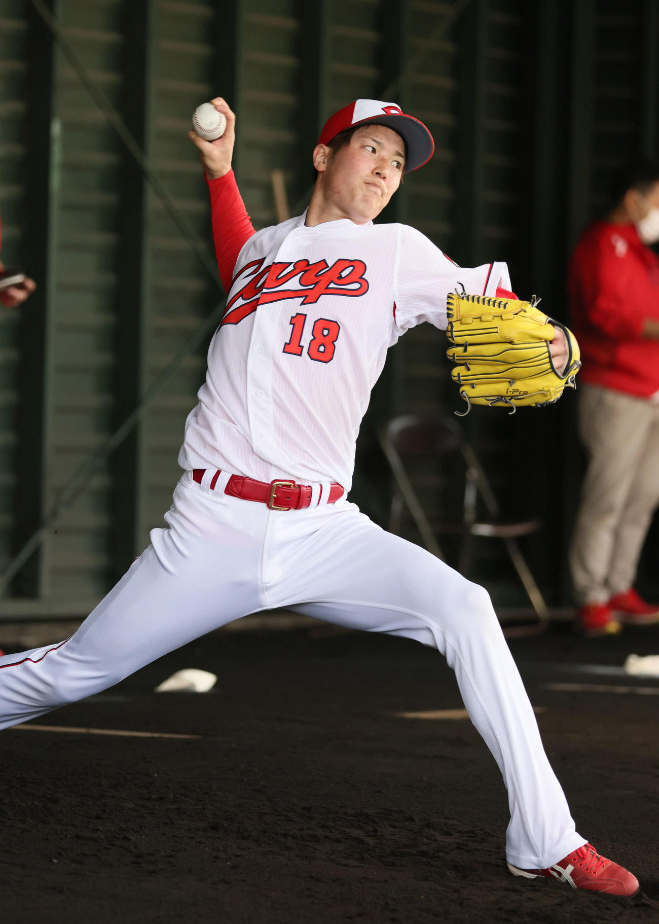 プロ野球広島沖縄キャンプ　ブルペンで投げる森下（撮影・加藤孝規）