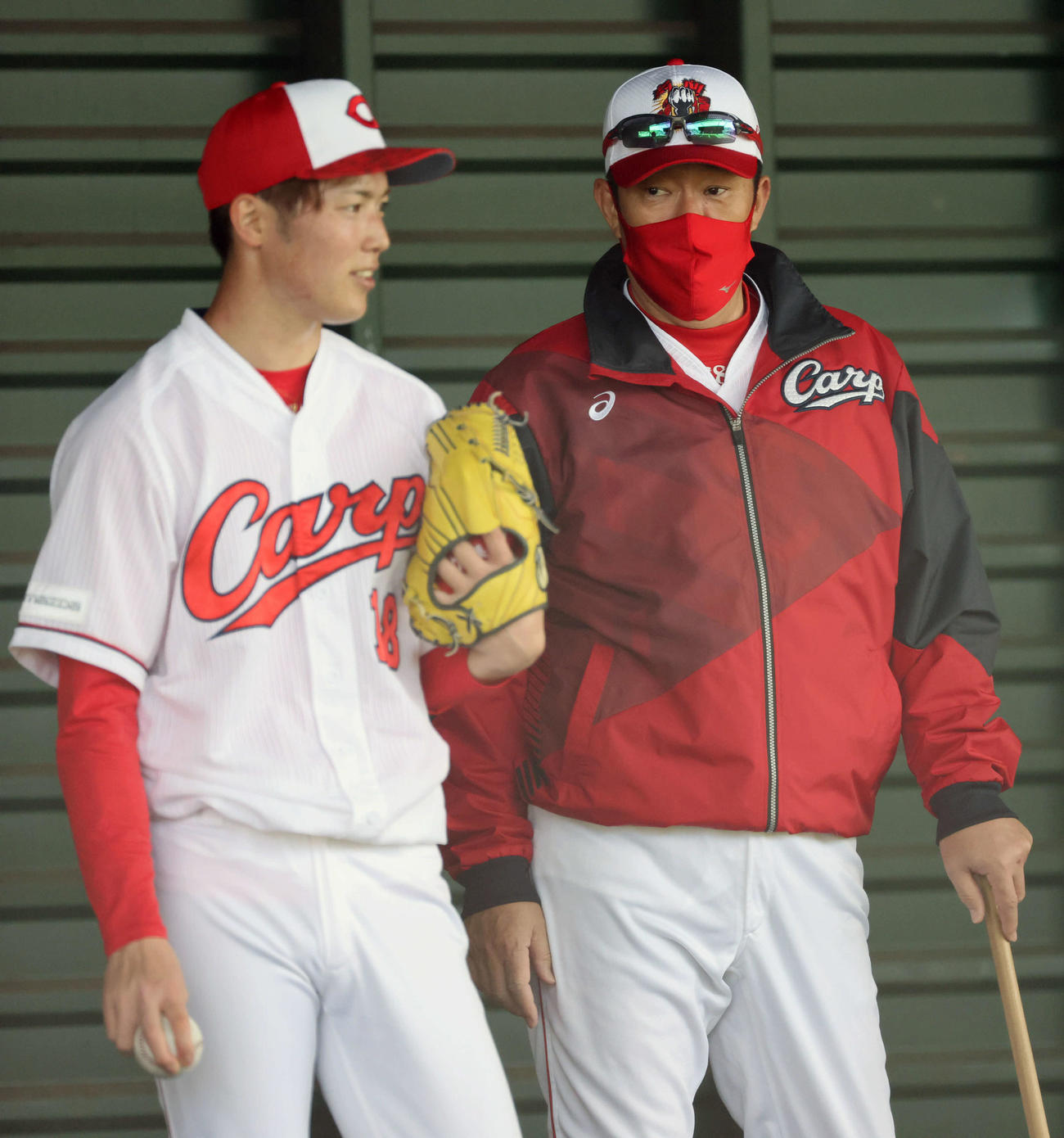 プロ野球広島沖縄キャンプ　ブルペンで投げた森下（左）と話す佐々岡監督（右）（撮影・加藤孝規）