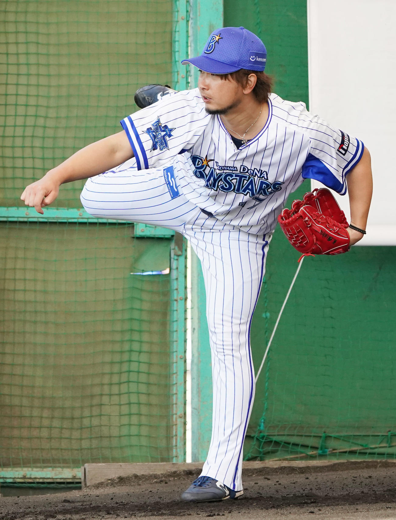 ブルペンで投球練習をするDeNA三嶋（撮影・横山健太）