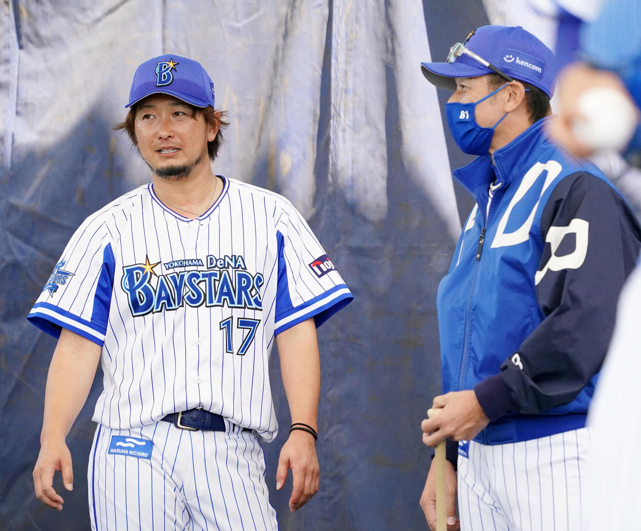 ブルペンでの投球練習を終えたDeNA三嶋（左）と会話を交わす三浦監督（撮影・横山健太）