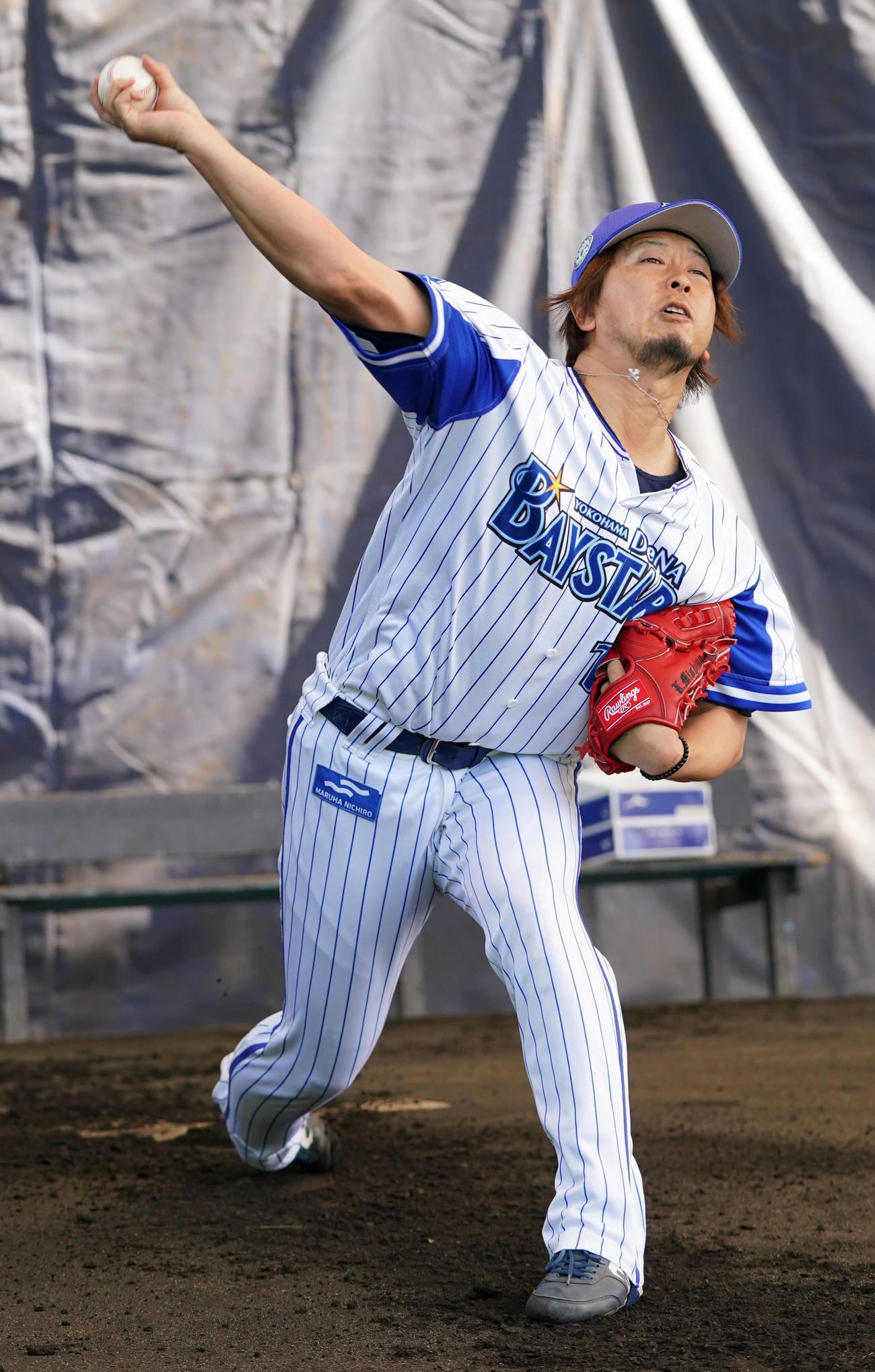 ブルペンで投球練習をするDeNA三嶋