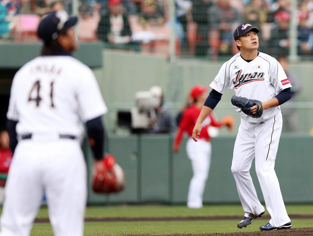 WBC強化試合　広島エルドレッドに適時二塁打を打たれる日本代表候補の田中将大（右）。左手前は稲葉篤紀。後方は前田健太（2013年2月17日撮影）