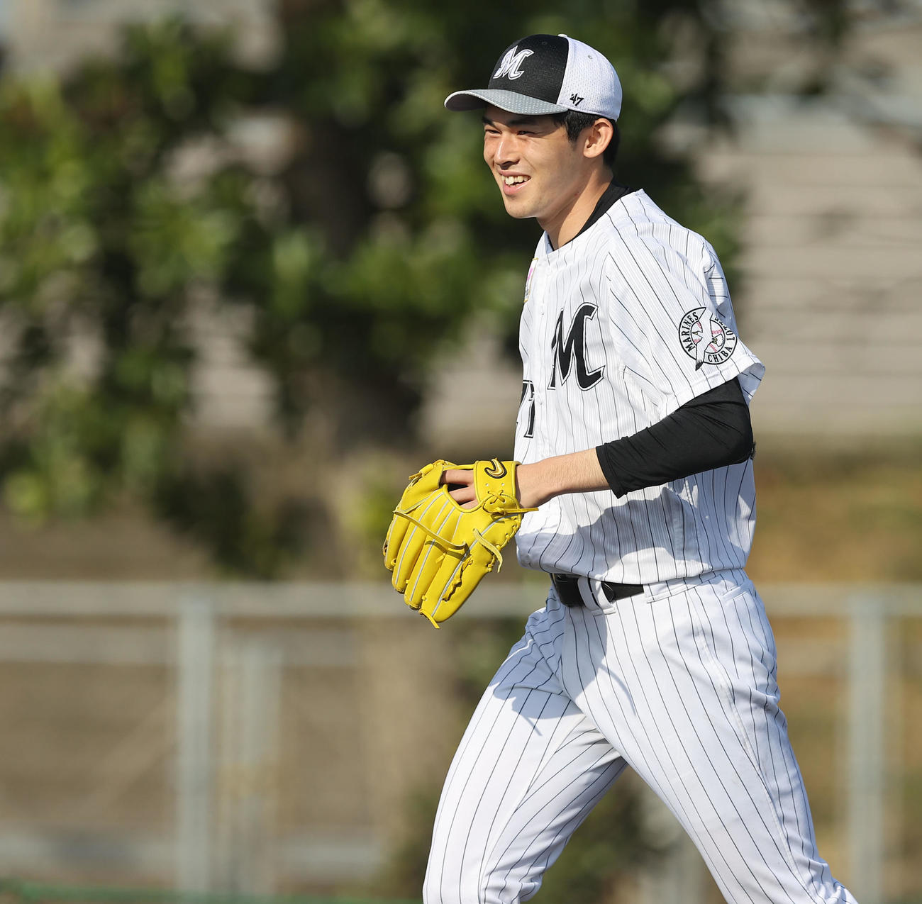 投内連係で笑顔を見せるロッテ佐々木朗（撮影・垰建太）