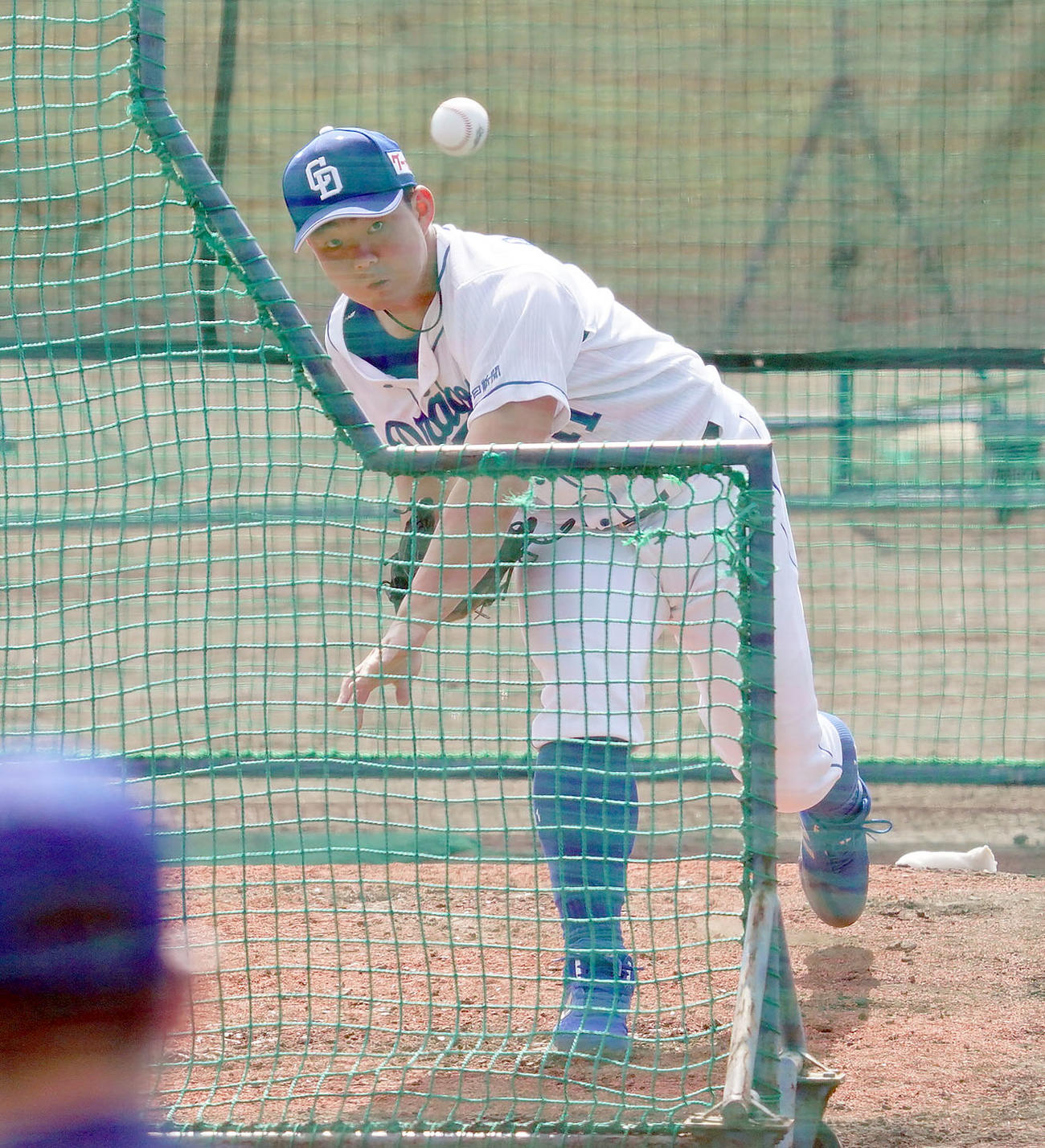フリー打撃に登板した中日小笠原（撮影・森本幸一）