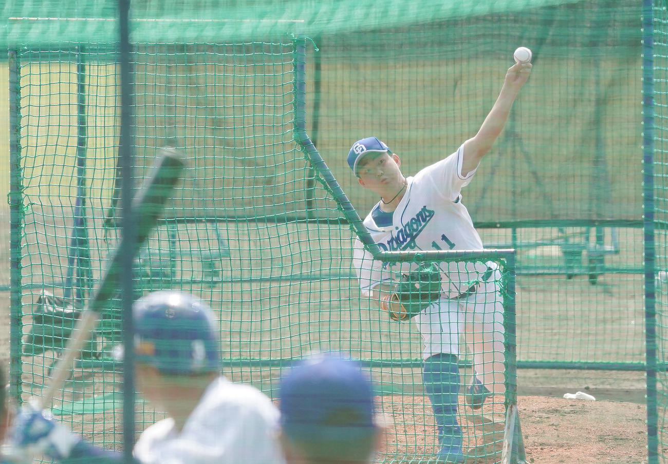 フリー打撃で高橋周平と対戦する中日小笠原（撮影・森本幸一）