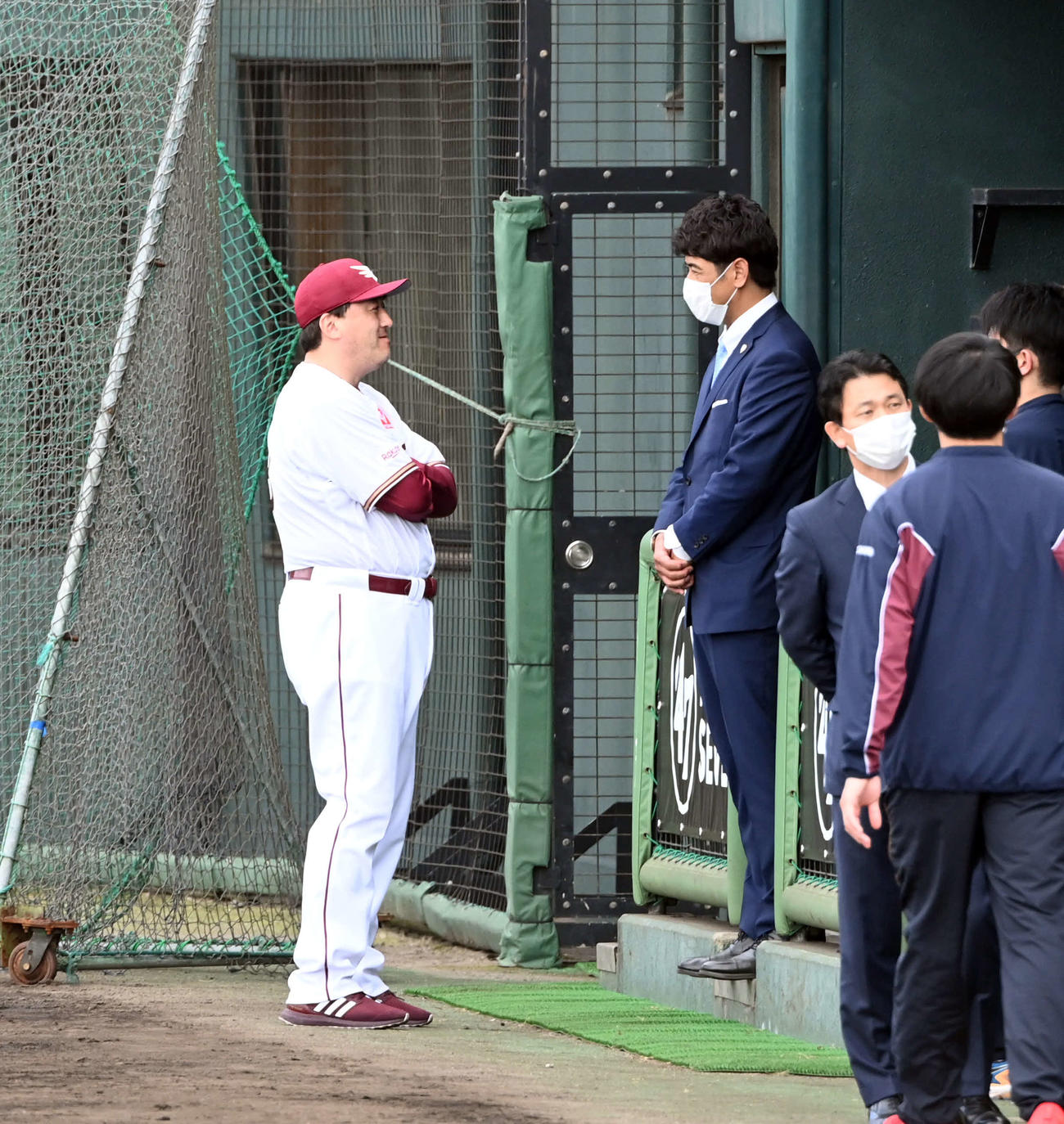 楽天キャンプを訪れた侍ジャパン稲葉監督（左から2人目）は石井GM兼監督と話し込む（撮影・山崎安昭）