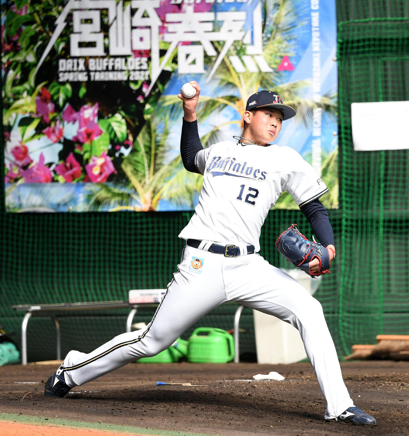 キャンプで初めてブルペンで投球練習を行うオリックス山下（撮影・前岡正明）