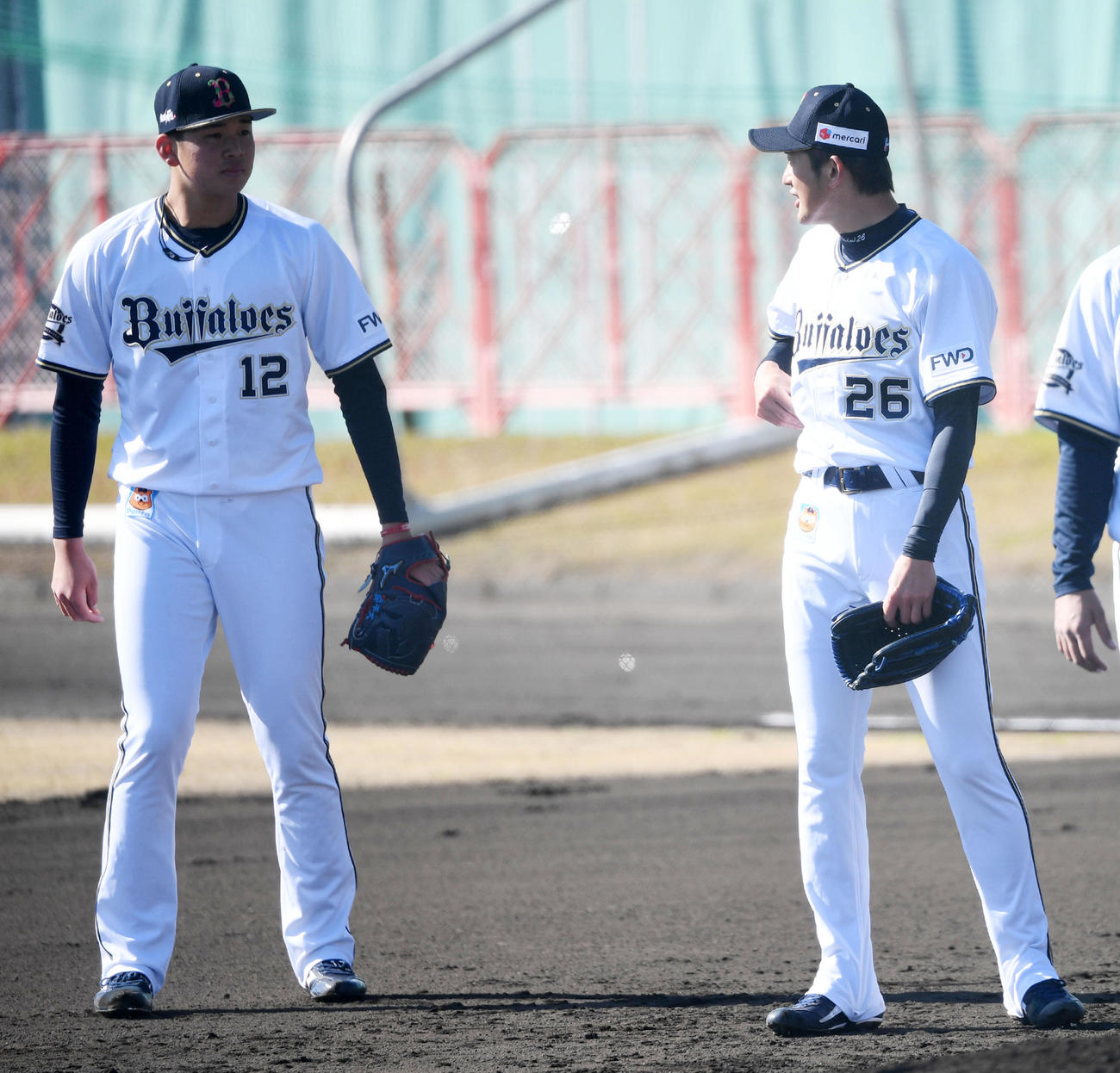 守備練習でオリックス能見篤史投手兼任コーチ（右）は山下舜平大と話す（撮影・前岡正明）