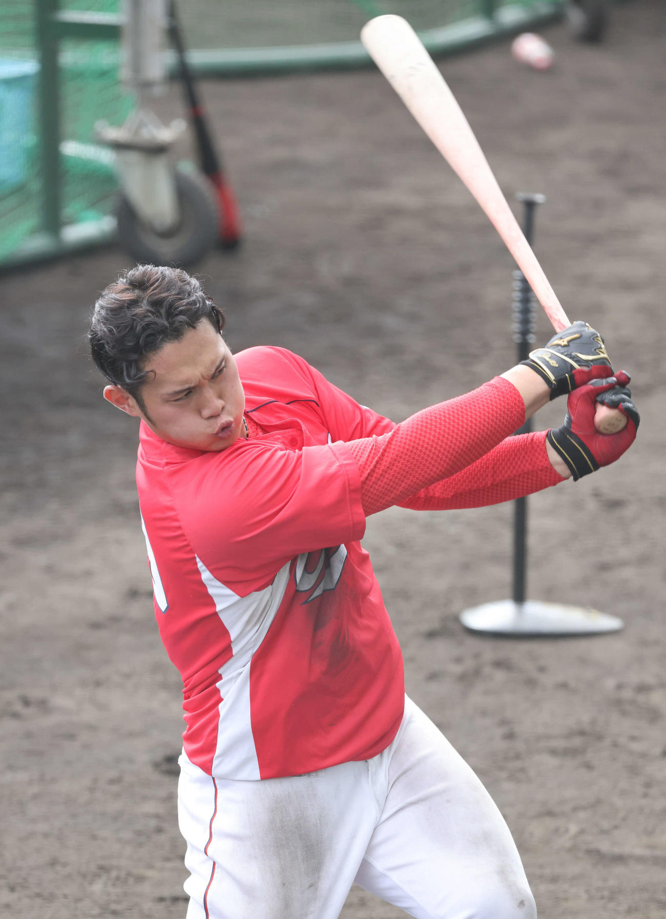 プロ野球広島沖縄キャンプ　打撃練習をする正随（撮影・加藤孝規）
