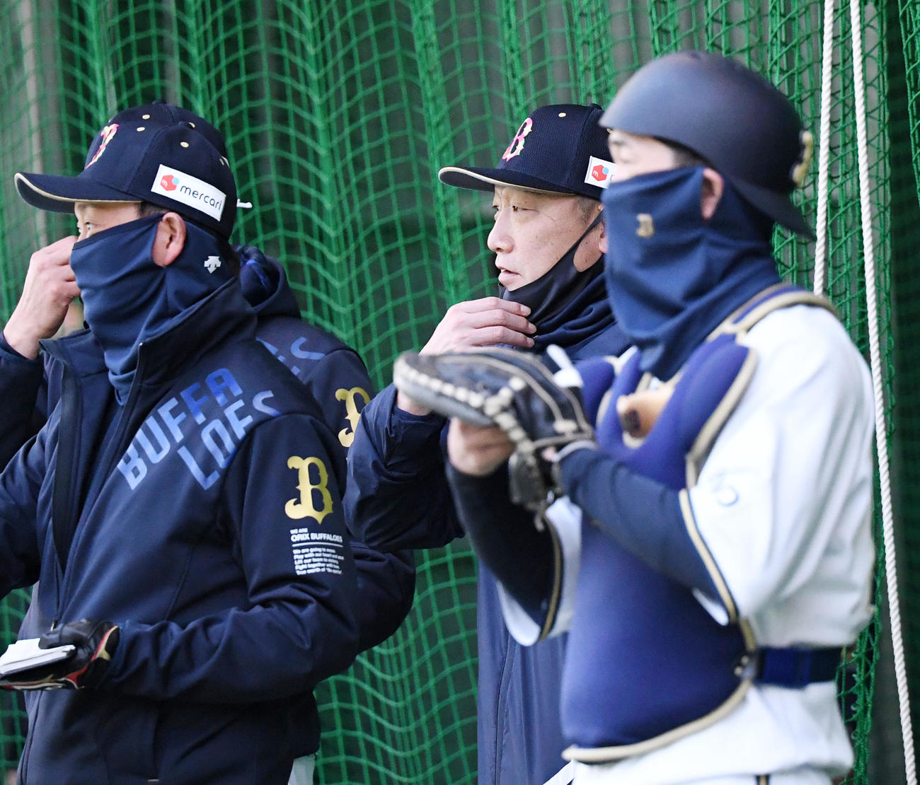 山下舜平大のキャンプ初ブルペンの投球位置を確認する中嶋監督（撮影・前岡正明）