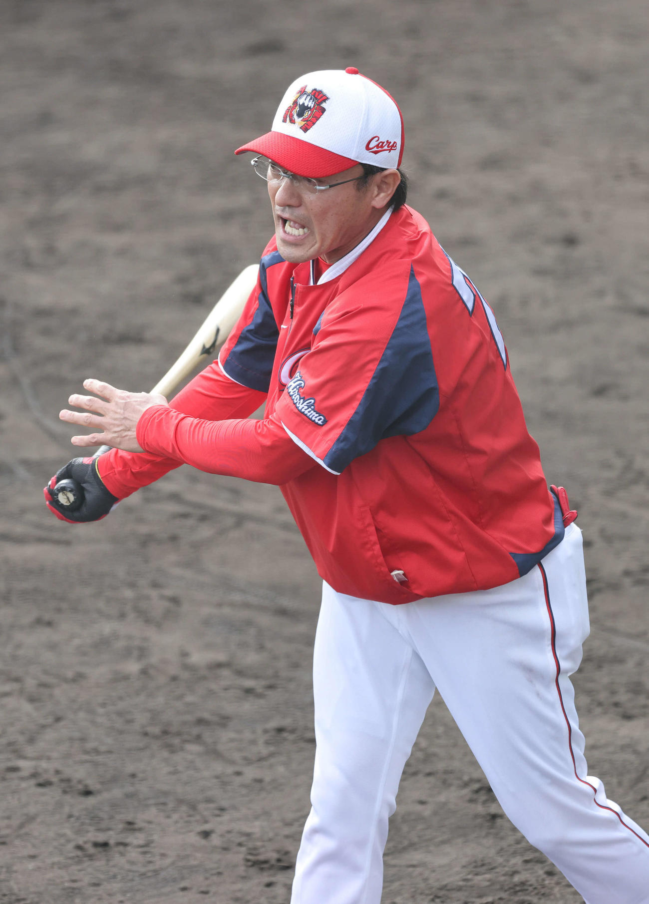 広島沖縄キャンプ　田中広と堂林にノックする河田雄祐ヘッドコーチ（撮影・加藤孝規）
