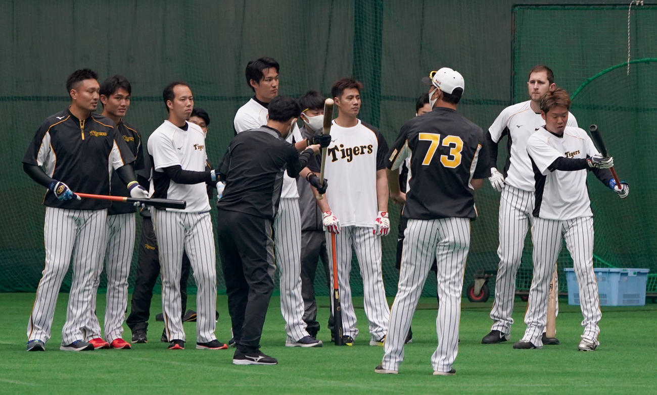 川相臨時コーチ（手前左）からバント指導を受ける青柳（左から3人目）ら阪神投手陣（撮影・前田充）