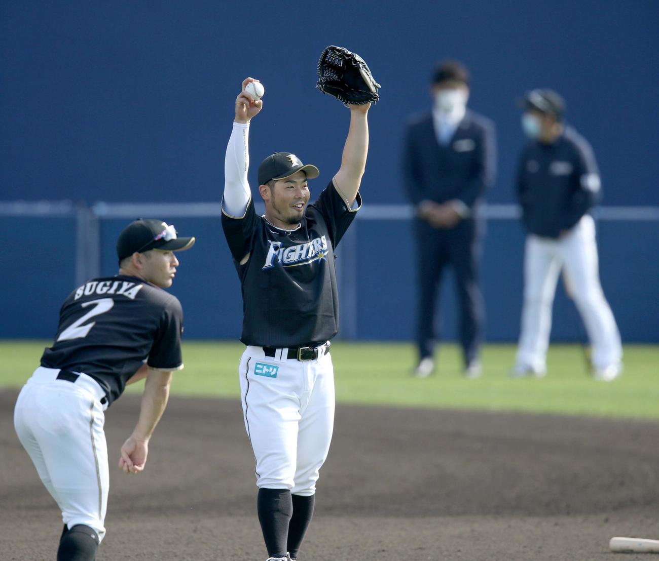 侍ジャパン稲葉監督（右から2人目）が見つめる中、笑顔でキャッチボールをする日本ハム近藤（撮影・佐藤翔太）