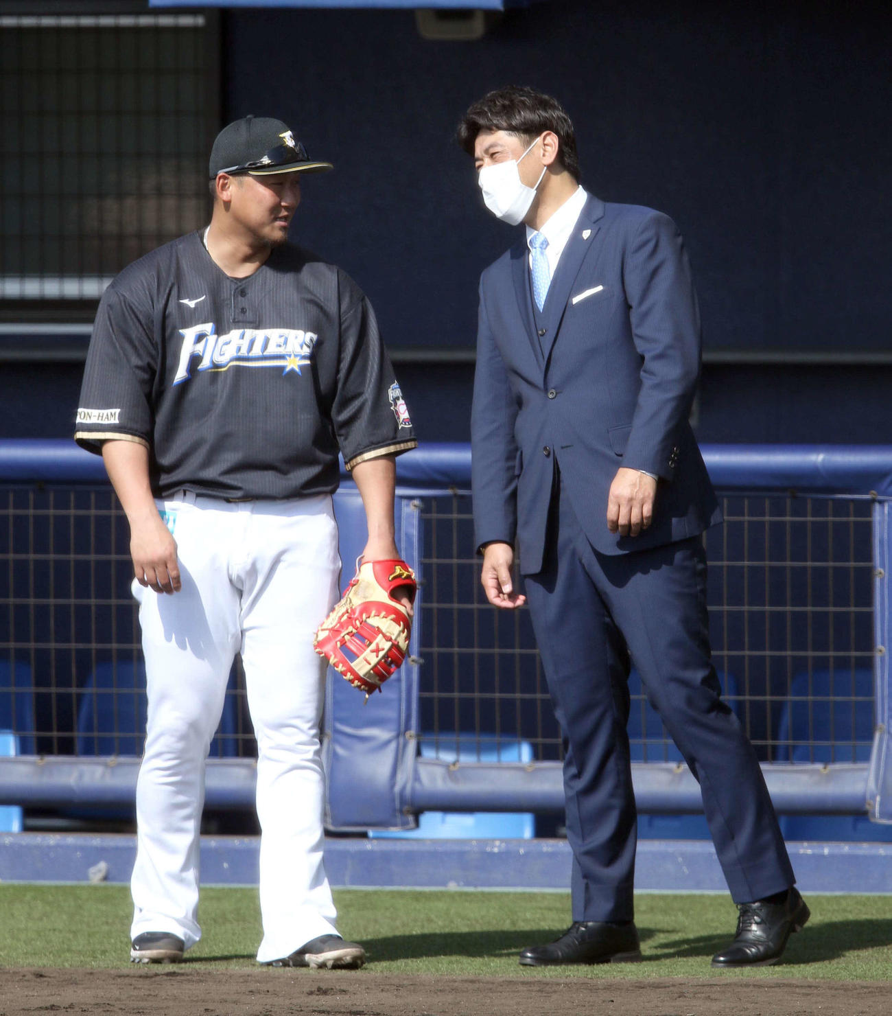 日本ハムのキャンプを視察し日本ハム中田（左）と会話する侍ジャパン稲葉監督（撮影・佐藤翔太）