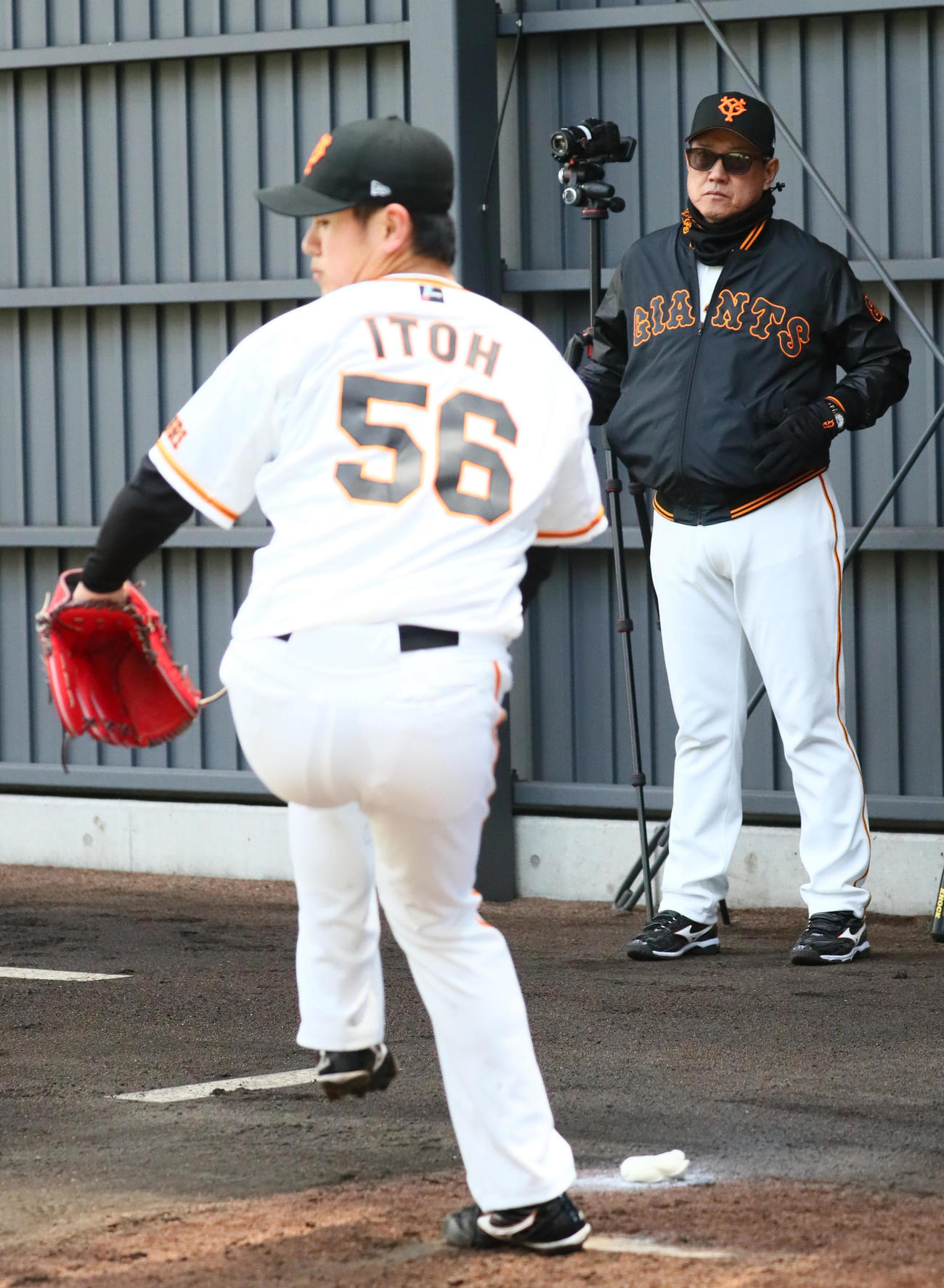 巨人伊藤優（左）のブルペン投球を見つめる巨人原監督（撮影・足立雅史）