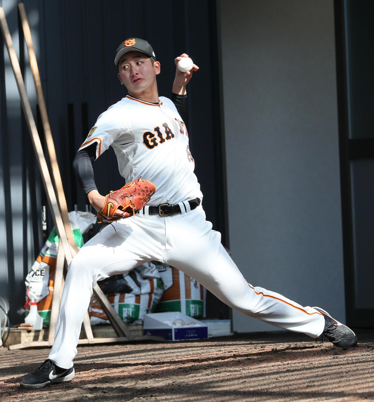 ブルペン投球する巨人横川（撮影・足立雅史）