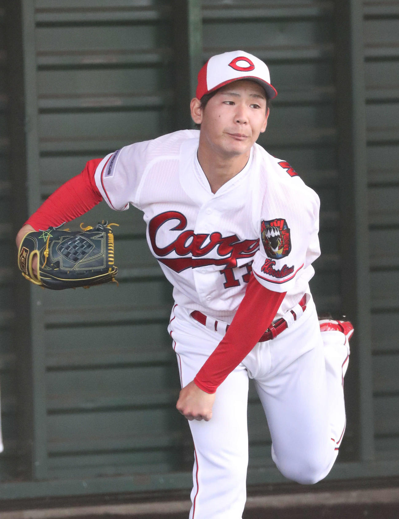 ブルペンで投げる広島ドラフト2位の森浦