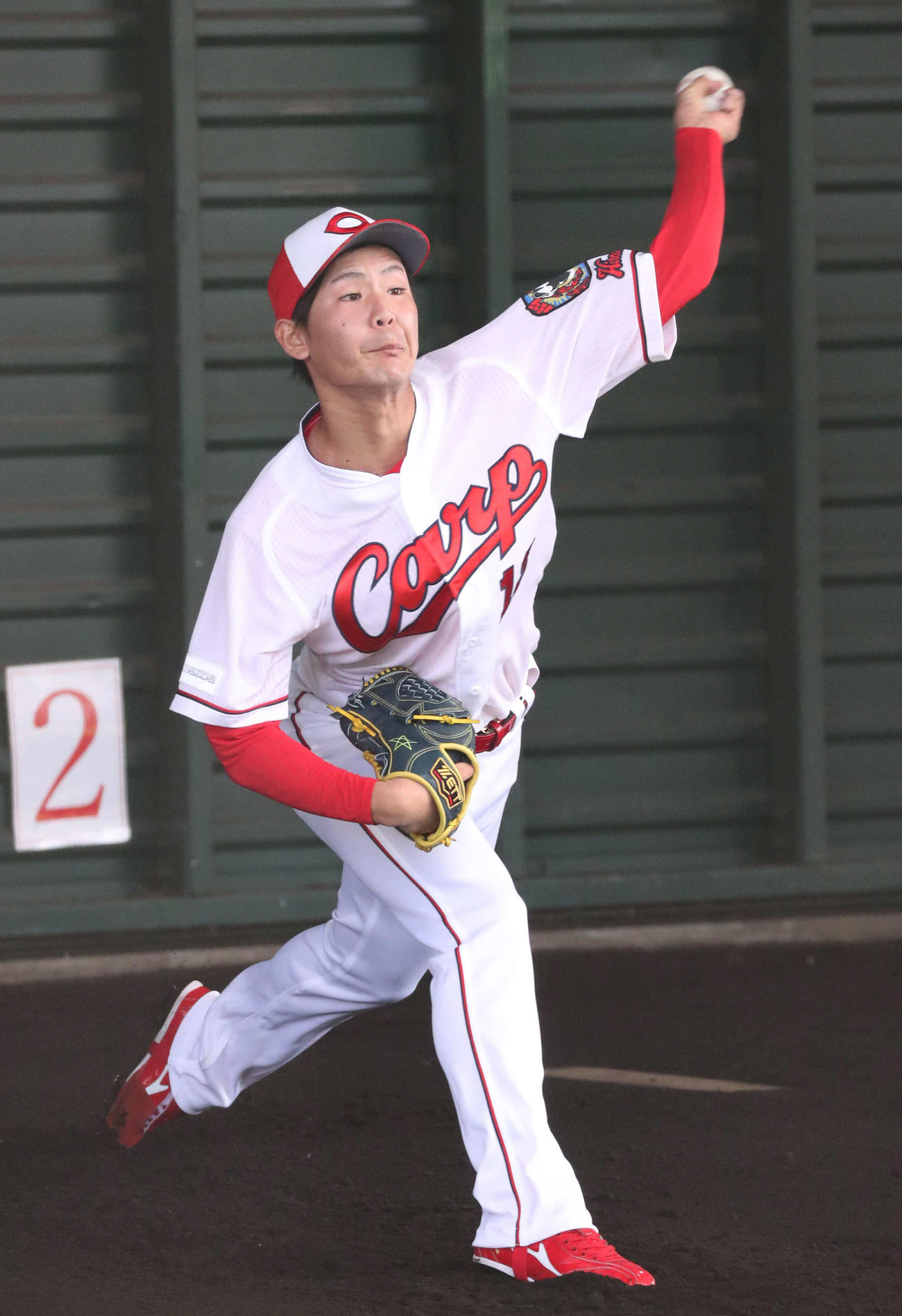 ブルペンで投げる広島ドラフト2位の森浦