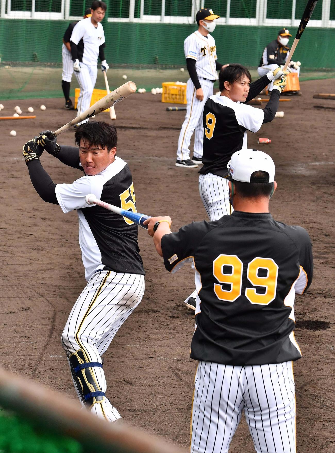 井上一樹打撃コーチの指導を受けながら打撃練習をする陽川尚将（撮影・上田博志）