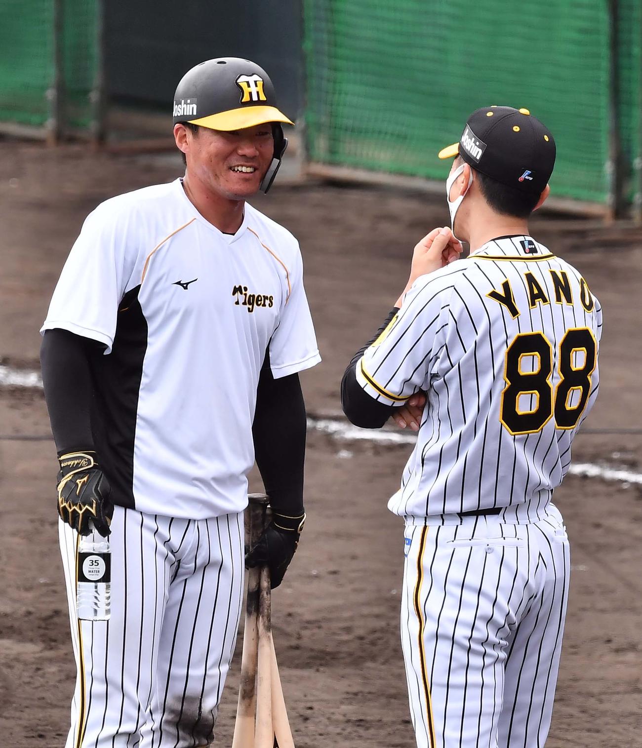矢野燿大監督（右）と笑顔で話す陽川尚将（撮影・上田博志）