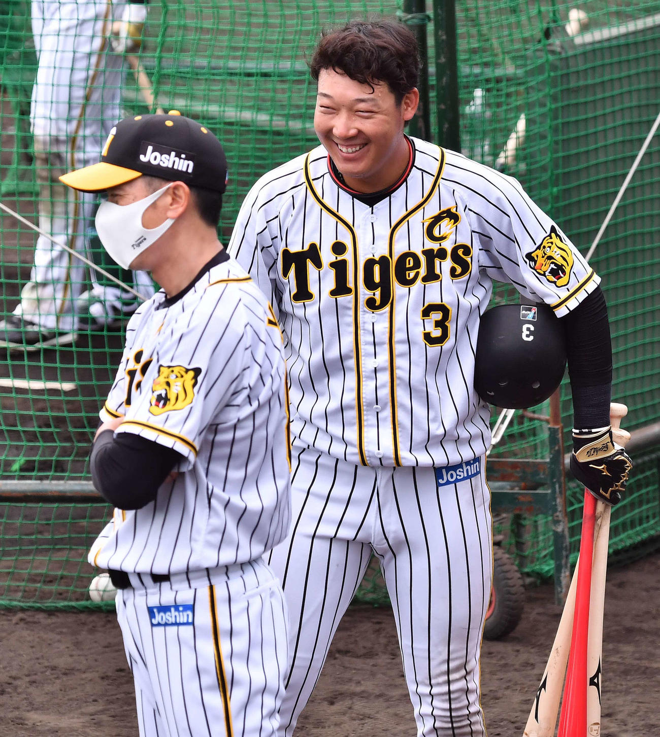 矢野燿大監督（左）と笑顔で話す大山悠輔（撮影・上田博志）