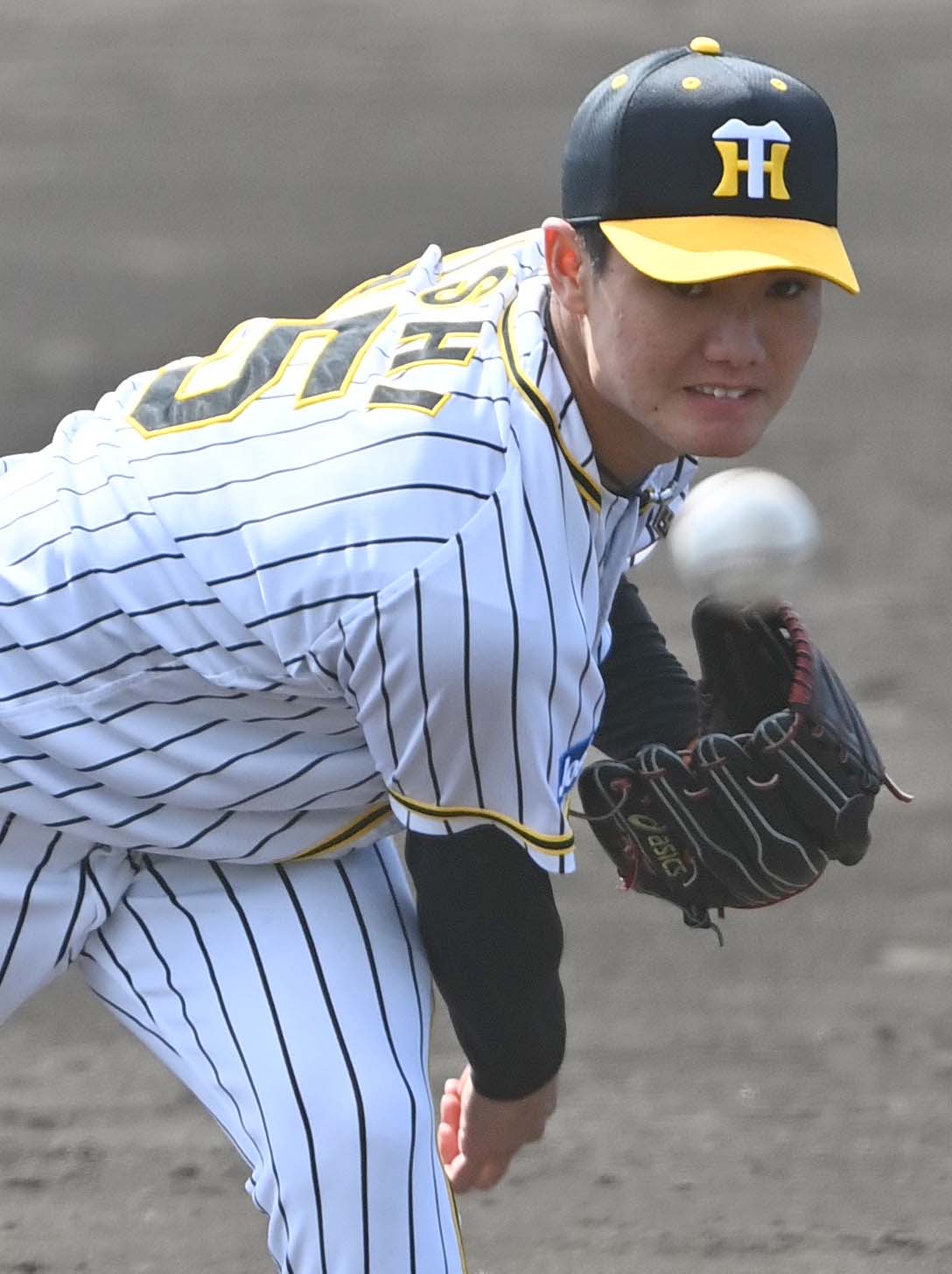 投内連係プレーの練習で投球する西純矢（撮影・上田博志）