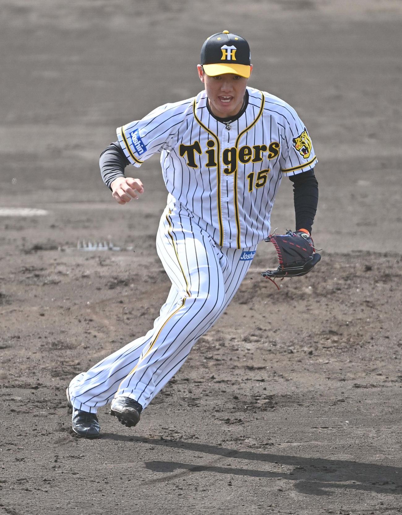 投内連係プレーで軽快な動きを見せる西純矢（撮影・上田博志）