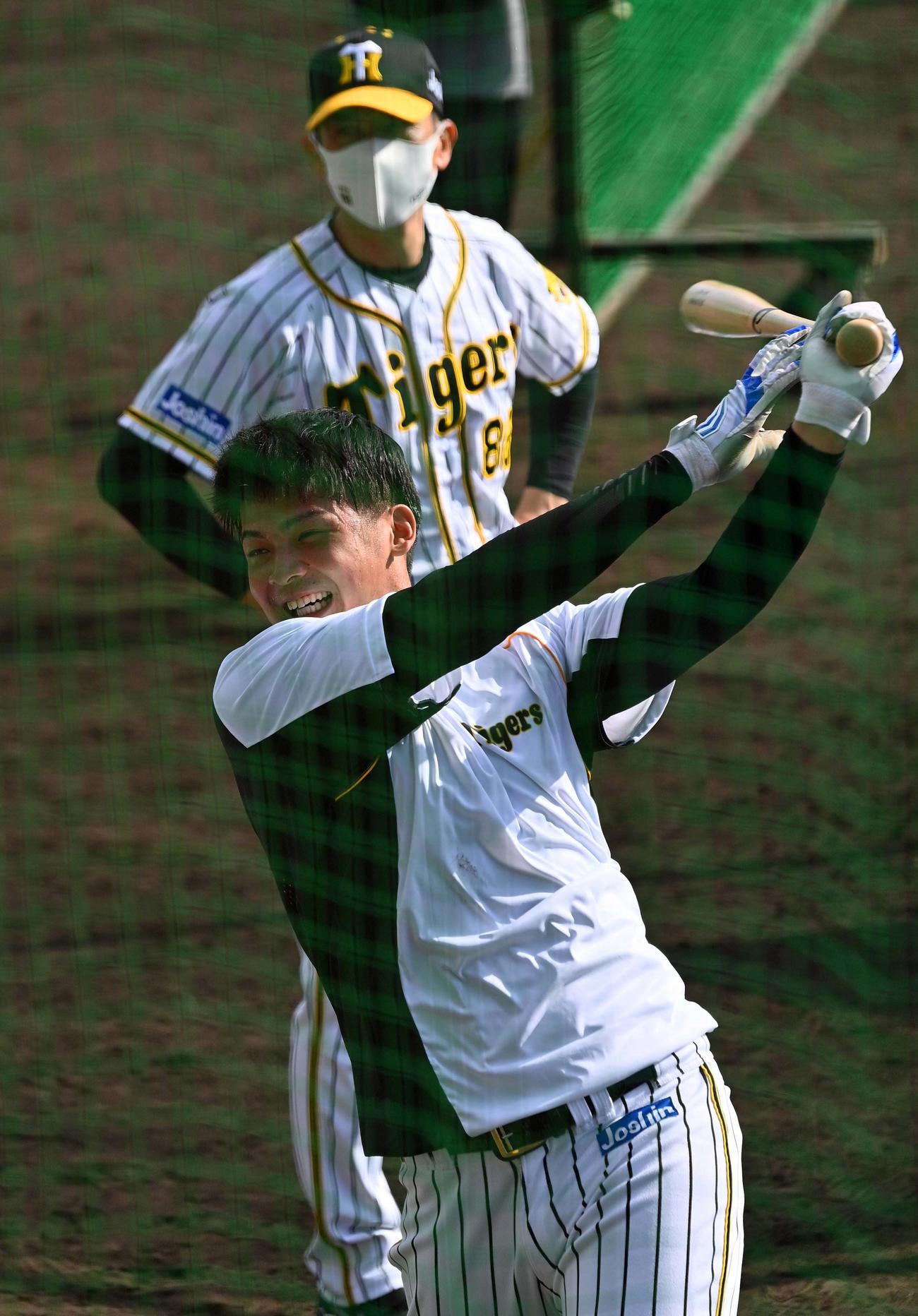 矢野燿大監督のチェックを受けながら笑顔で打撃練習をする井上広大（撮影・上田博志）