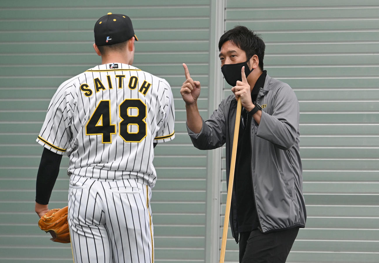 ブルペンで阪神斎藤（左）を指導する藤川SA