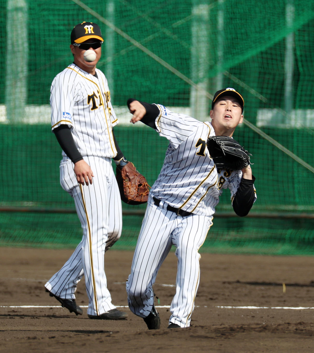 投内連係プレーの練習で二塁へ送球する馬場（撮影・加藤哉）