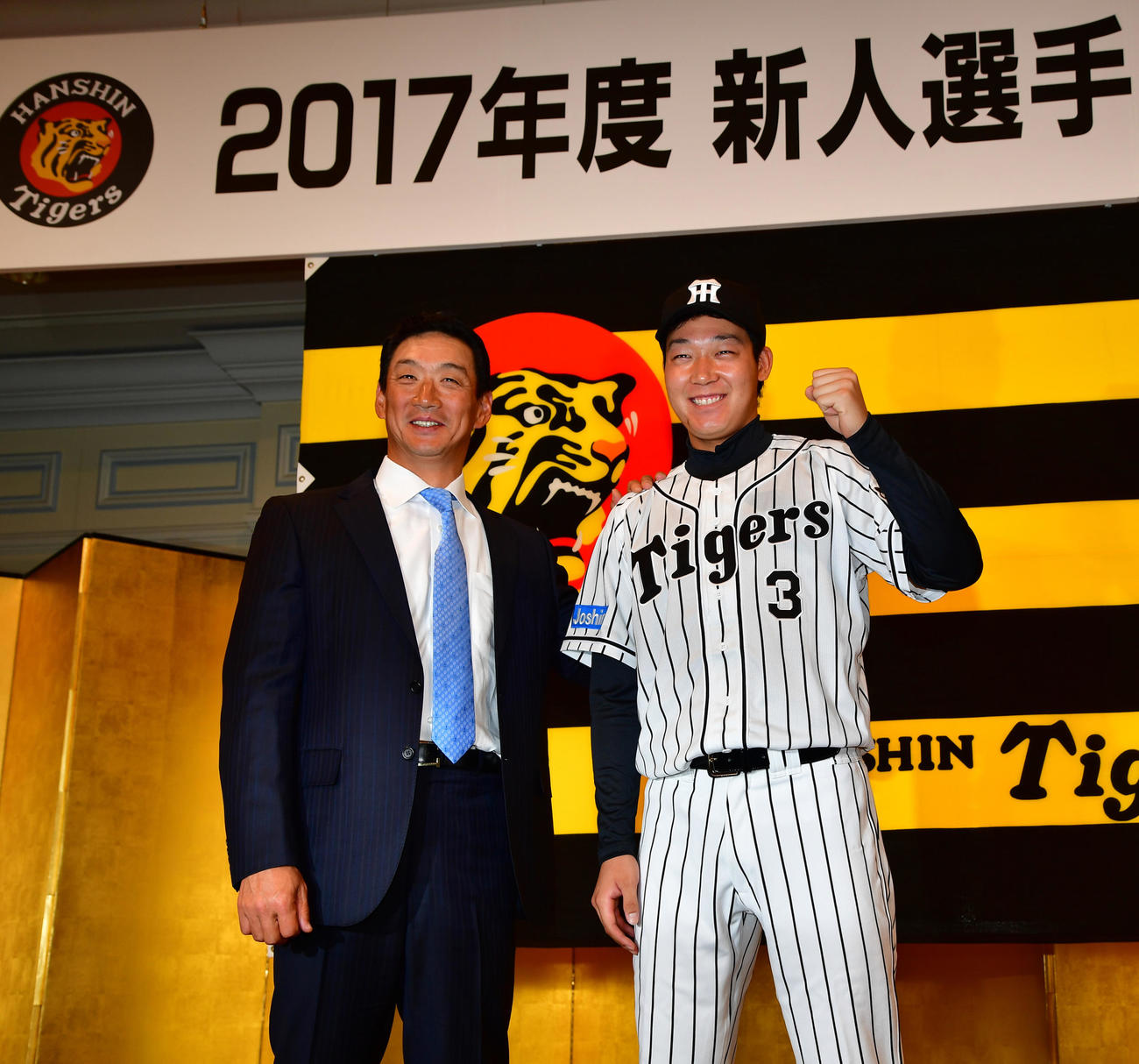 16年12月5日、阪神新人選手入団発表でドラフト1位の大山（右）とともに笑顔をみせる金本監督