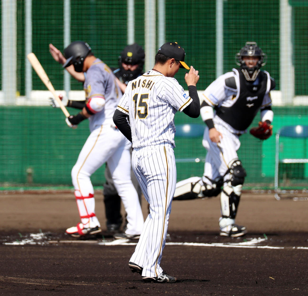 紅白戦　1回表紅組2死一塁、白組先発の西純は大山から空振り三振を奪う（撮影・加藤哉）