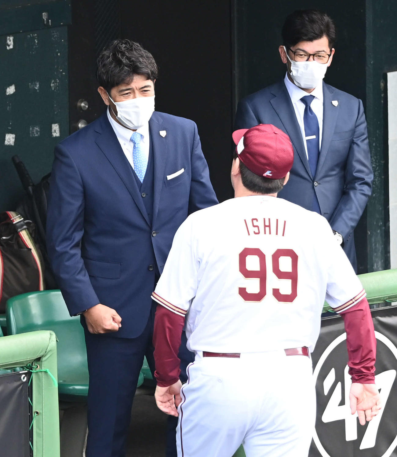 楽天キャンプを訪れた侍ジャパン稲葉監督は石井GM兼監督（手前）にあいさつする。右は建山投手コーチ（撮影・山崎安昭）
