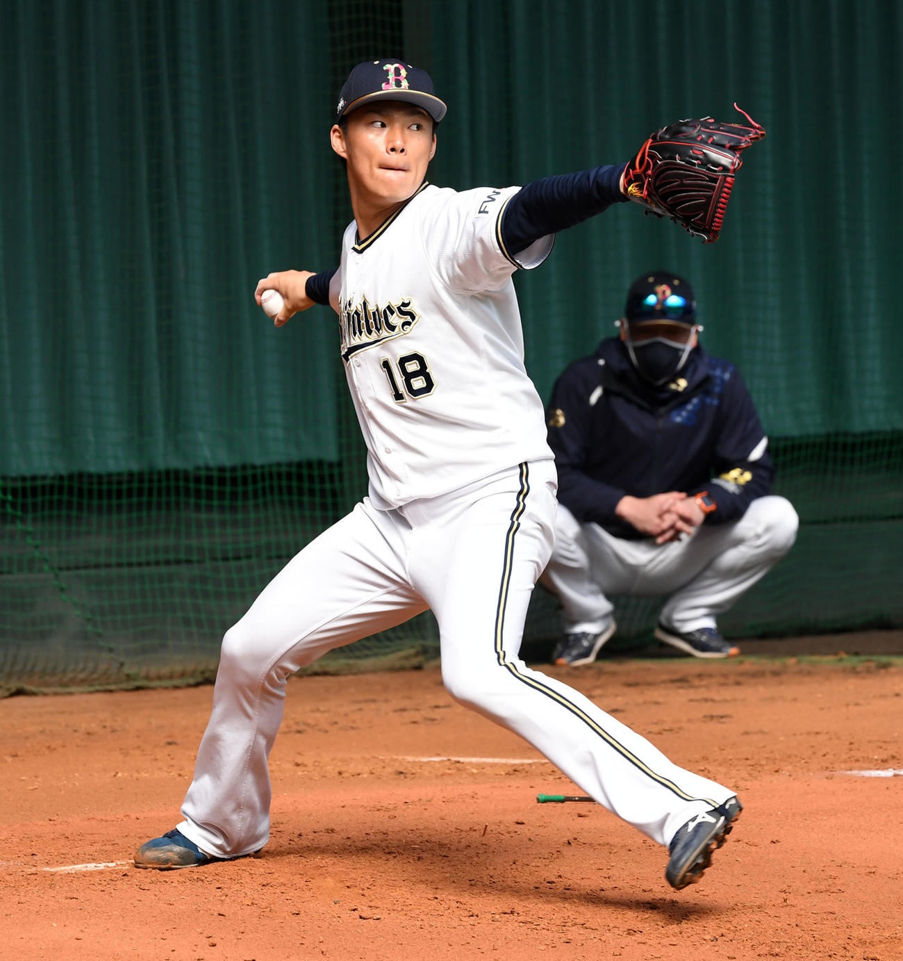 中嶋監督が見守る中、今キャンプ初めてブルペンで投球練習を行うオリックス山本（撮影・前岡正明）