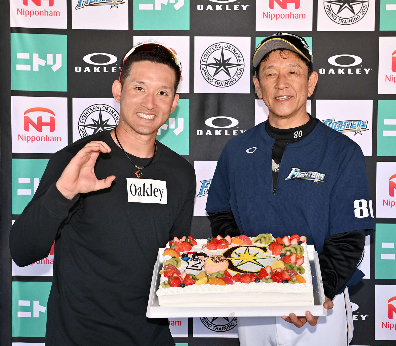 誕生日ケーキと共に笑顔で写真に納まる日本ハム杉谷（左）と栗山監督（代表撮影）