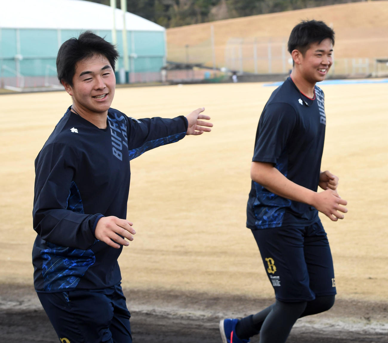 グラウンド走で次は山下（右）がポーズをやりますとアピールする川瀬（撮影・前岡正明）