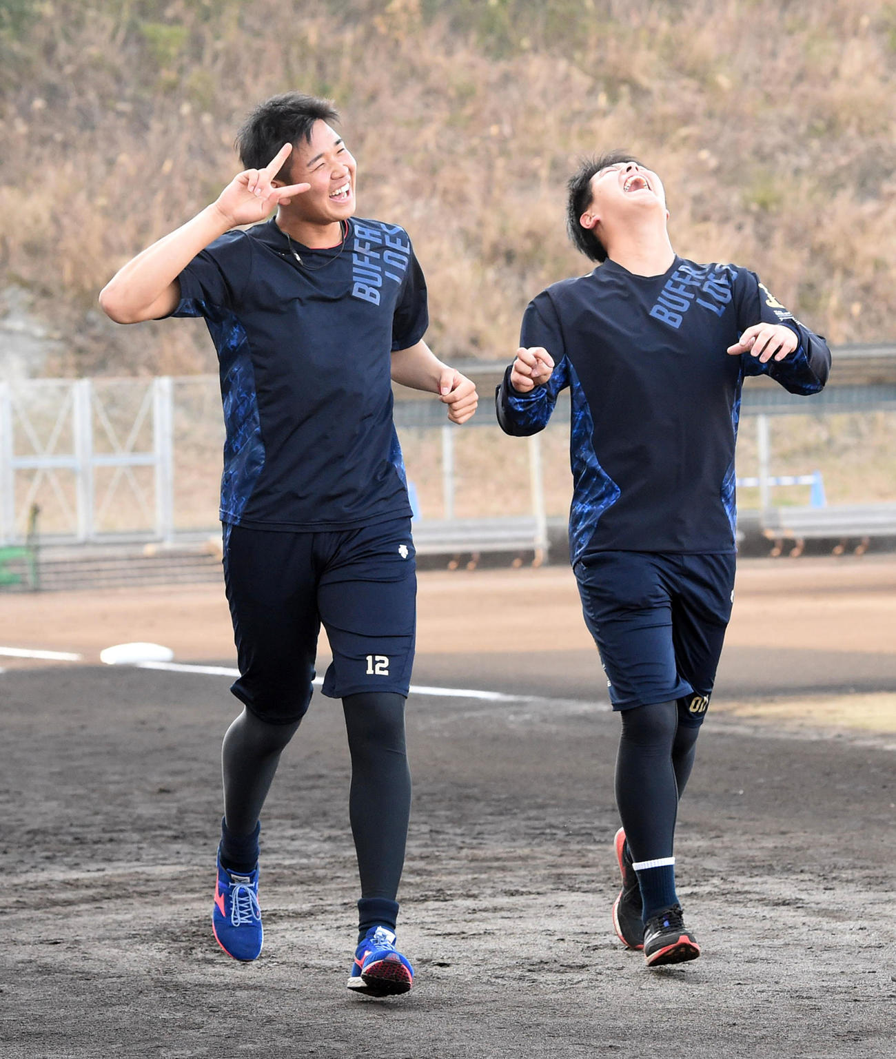 グラウンド走で山下（左）は期待に応えVサイン。右の川瀬は大爆笑（撮影・前岡正明）
