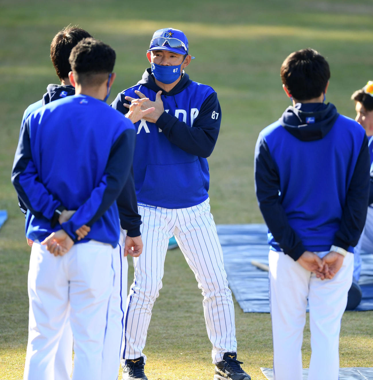 打撃指導をするDeNA仁志2軍監督（撮影・横山健太）