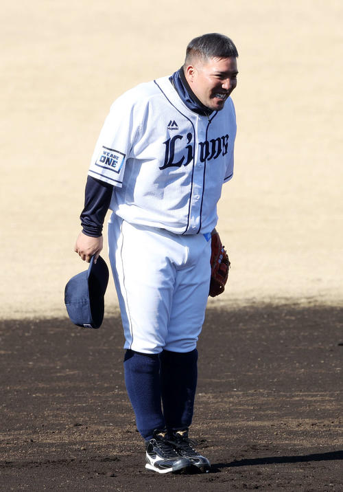 守備練習中、悪送球し謝る西武山川（撮影・鈴木正人）