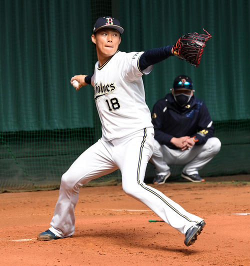 中嶋監督が見守る中、今キャンプ初めてブルペンで投球練習を行うオリックス山本（撮影・前岡正明）