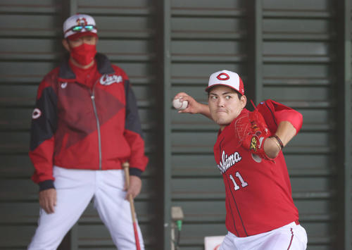 広島九里は佐々岡監督が見守る中347球の投げ込み（撮影・加藤孝規）