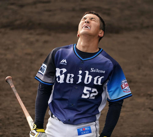 特打のトス打撃のきつさに天を仰ぐ西武山田（撮影・滝沢徹郎）