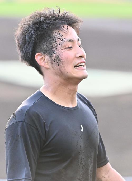 デスノックを終え泥だらけで引き揚げる木浪聖也（撮影・上田博志）