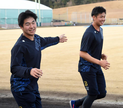 グラウンド走で次は山下（右）がポーズをやりますとアピールする川瀬（撮影・前岡正明）