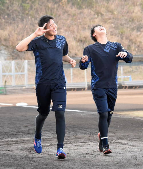 グラウンド走で山下（左）は期待に応えVサイン。右の川瀬は大爆笑（撮影・前岡正明）